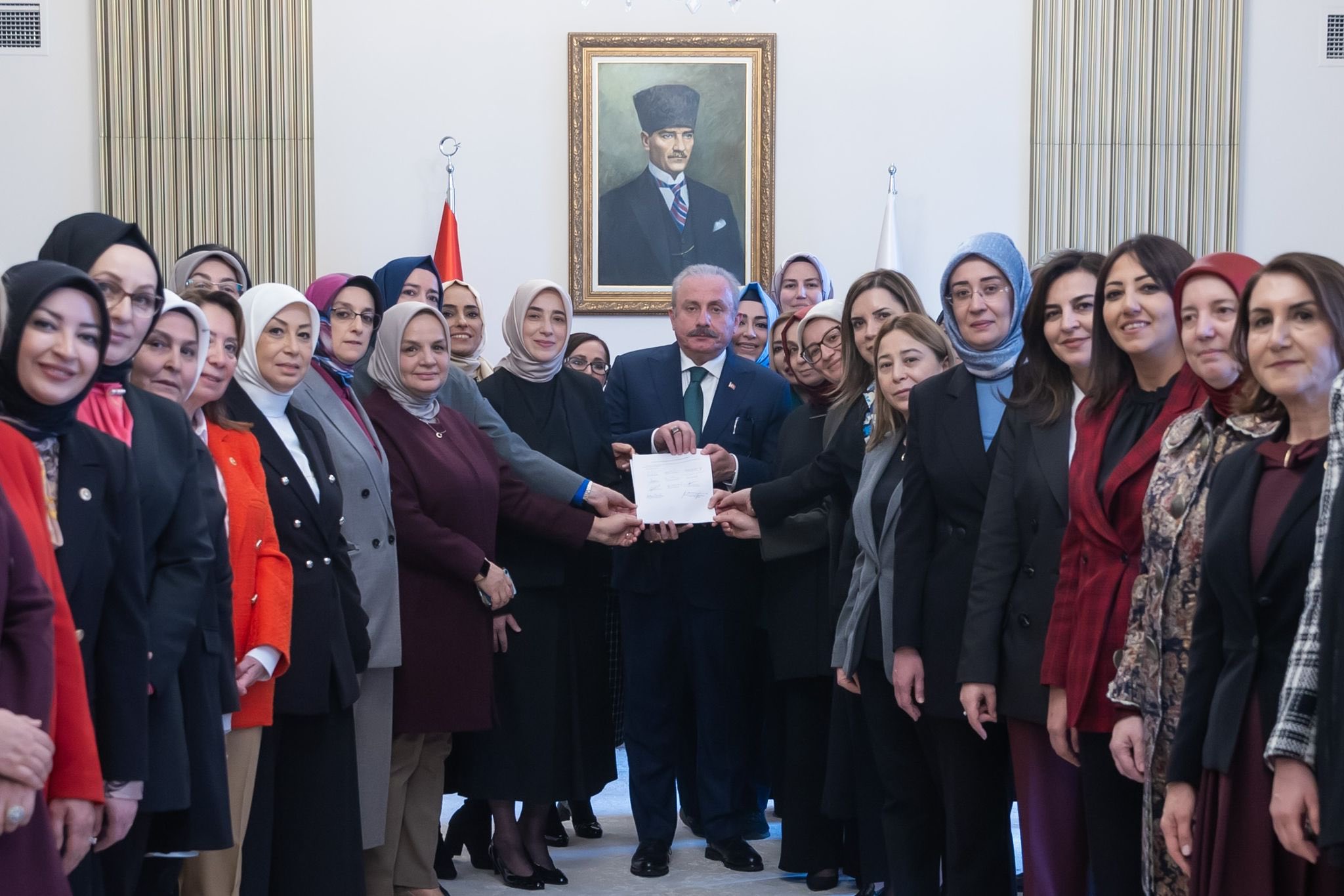 BAŞÖRTÜSÜ İÇİN ANAYASA TEKLİFİMİZİ TBMM'YE SUNDUK