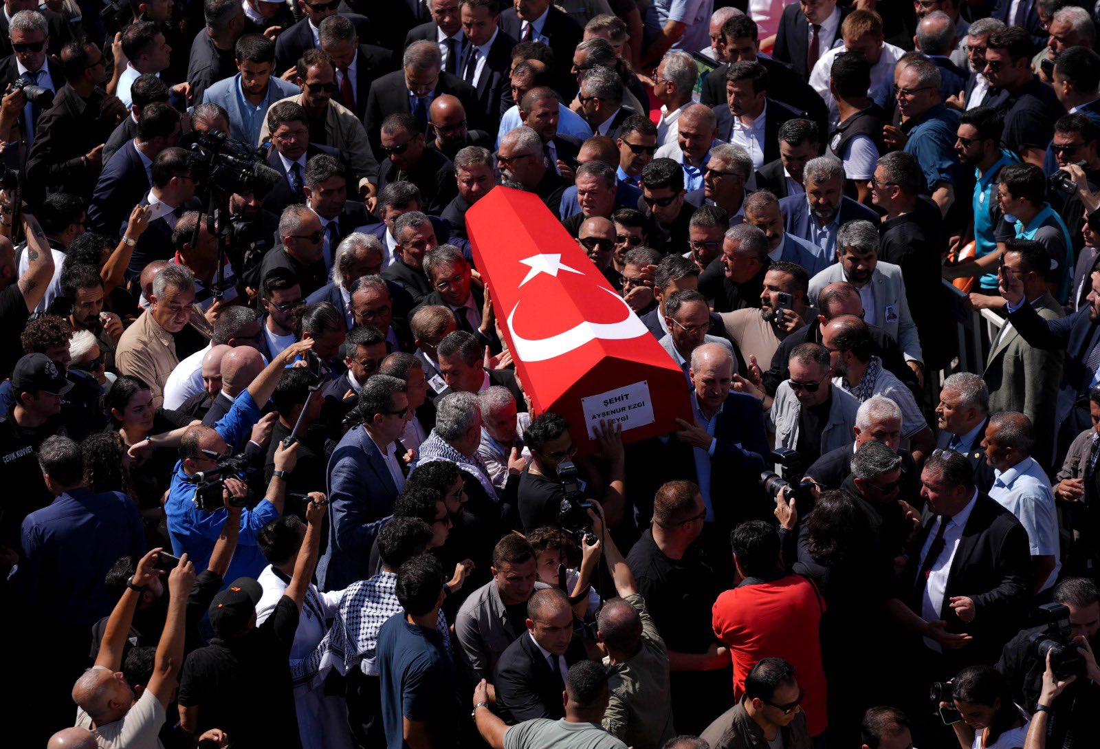 AYŞENUR EZGİ EYGİ'Yİ SON YOLCULUĞUNA UĞURLADIK