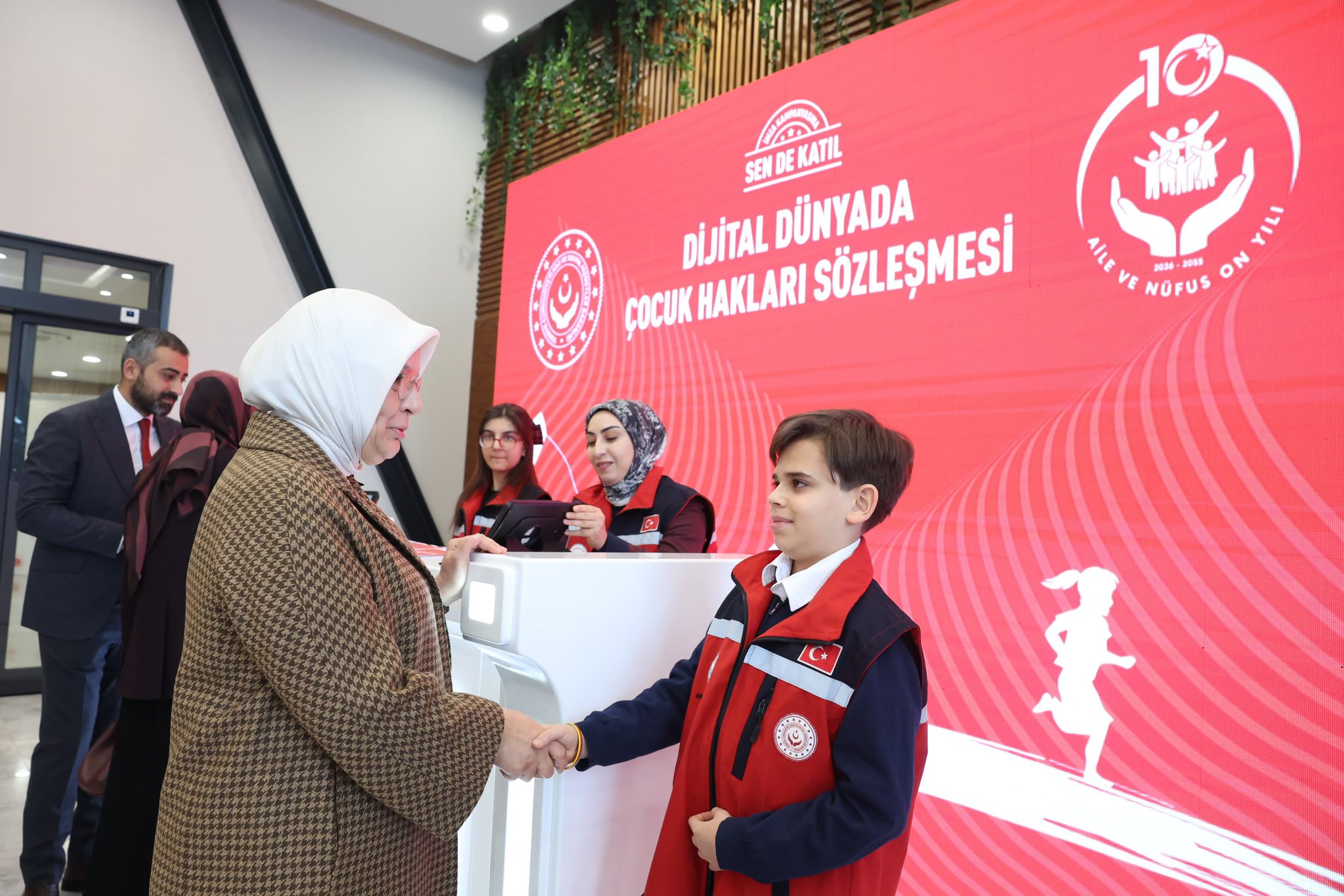 DİJİTAL DÜNYADA ÇOCUK HAKLARI SÖZLEŞMESİNİ İMZALADIK