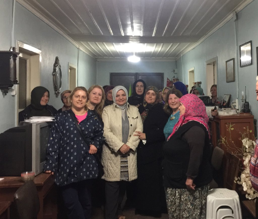 Düzce'nin tek kadin muhtari Hanife Hanim'in Ev Sahipliginde Mahalle Sakinlerine Cumhurbaskanligi Hükümet Sistemini Anlattik