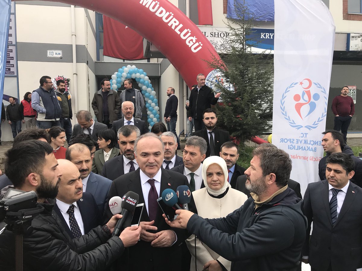 Sayin Bakanimiz Dr.Faruk Özlu   Ile birlikte Kalicikonutlar Gençlik Merkezimizin açilisini gerçeklestirdik.. Gençlerimize hayirli olmasini diliyorum...