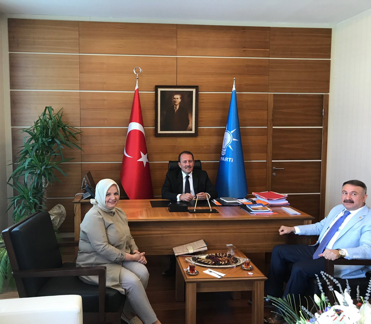 Halkla Iliskiler Baskanligi Görevine gelen Sayin Harun Karacan'a hayirli olsun ziyaretinde bulunduk.  Allah utandirmasin!