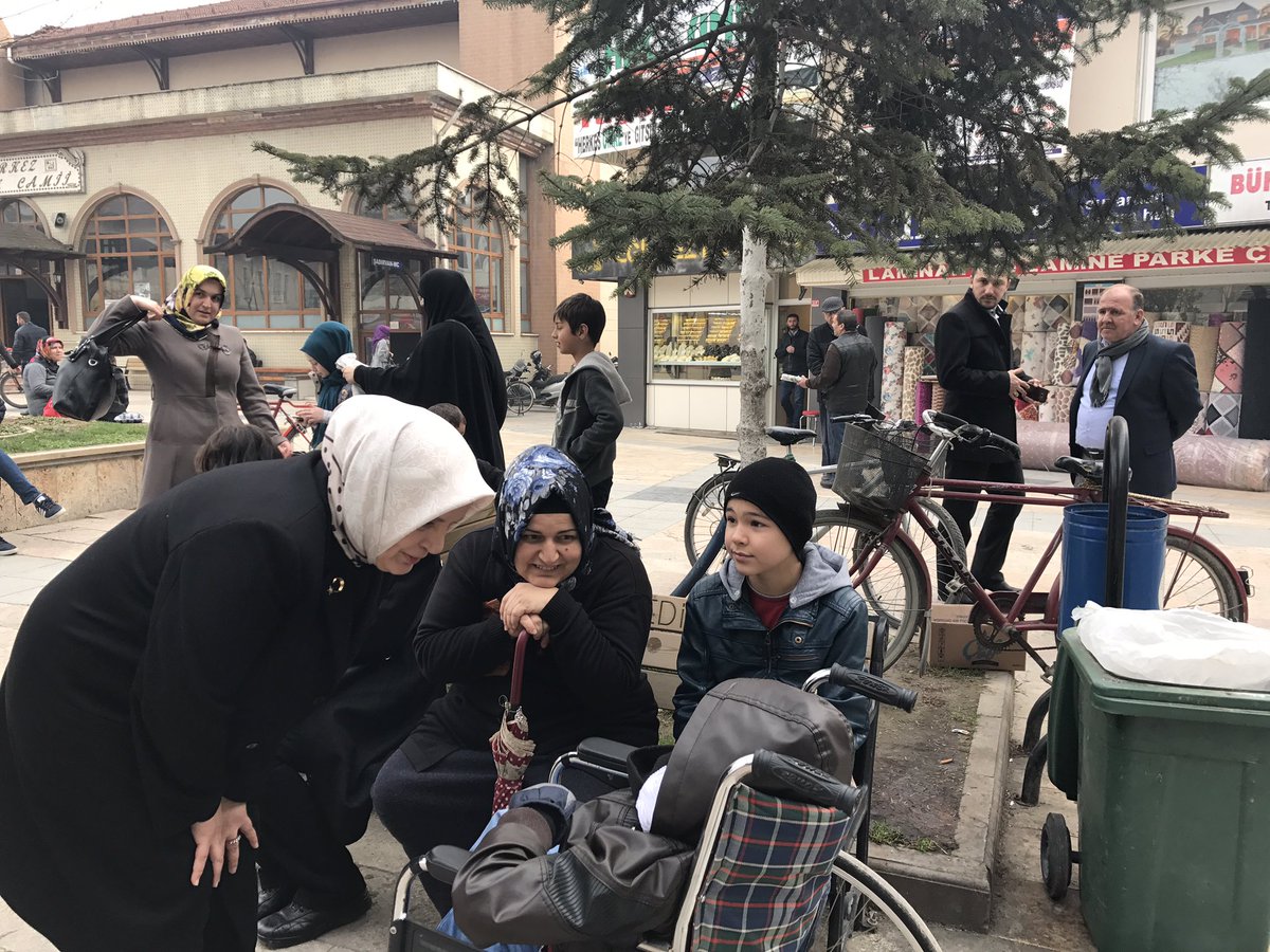 Düzce Merkez Camii Önünde Hemsehrilerimizle Sohbet Ettik...