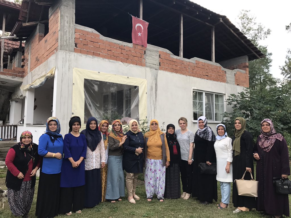 Çilimli Ishaklar Köyünde Hemsehrilerimizle, Programda Olan Grup Yolu ve Çöp Sorununun Çözümünü Konustuk. Ev sahibimiz Canan Hanima Tesekkürler