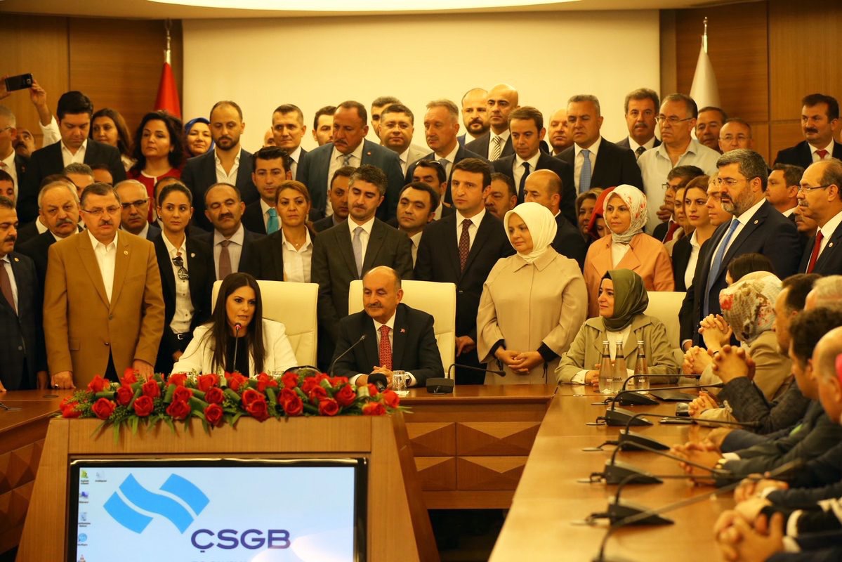  Çalisma ve Sosyal Güvenlik Bakanimiz Sevgili Arkadasim Jülide Sarieroglu Görevi Devraldi ,Allah Utandirmasin